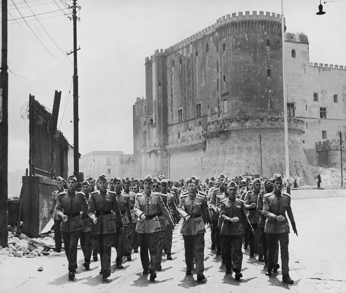 Soldados de la Primera División de la Fuerza Expedicionaria Brasileña (BEF o FEB) marchan frente al Castel Nuovo en Nápoles, poco después de su llegada a Italia durante la Segunda Guerra Mundial, alrededor de 1944.