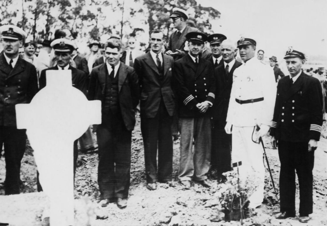 El funeral de los marineros del Graf Spee muertos en batalla, en Montevideo, Uruguay, el 23 de diciembre de 1939. El comandante del buque Hans Langsdorff está con uniforme blanco.