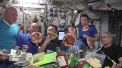 CNNE 1058358 - asi es una fiesta de pizza en el espacio