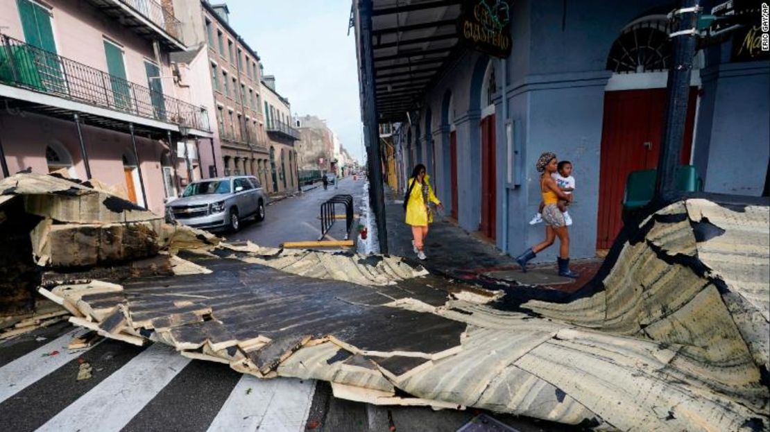 Una sección del techo que salió volando de un edificio en el Barrio Francés por los vientos del huracán Ida bloquea una intersección el 30 de agosto de 2021, en Nueva Orleans.