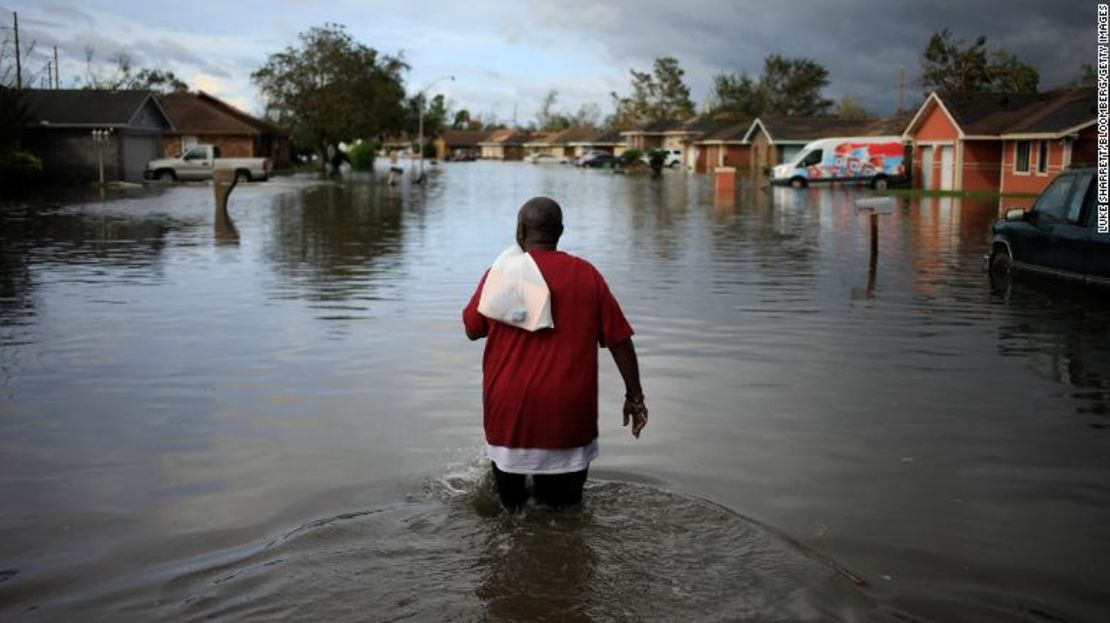 Un residente camina a través de las aguas que dejó el huracán Ida en LaPlace, Louisiana, el 30 de agosto de 2021.Créditos: Luke Sharrett/Bloomberg