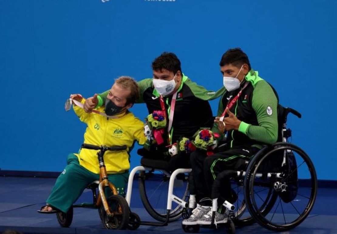 Arnulfo Castorena y Jesús Hernández en el podio paralímpico de Tokio 2020