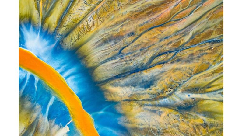 El fotógrafo rumano Gheorghe Popa tomó esta foto de un pequeño río en las montañas Apuseni que ha adquirido estos colores vivos debido a los desechos tóxicos de una mina cercana.