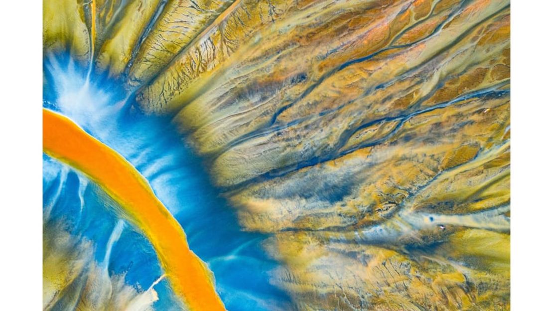 El fotógrafo rumano Gheorghe Popa tomó esta foto de un pequeño río en las montañas Apuseni que ha adquirido estos colores vivos debido a los desechos tóxicos de una mina cercana. Gheorghe Popa