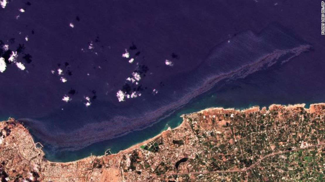 En esta imagen satelital de Planet Labs Inc., se ve un derrame de petróleo que se extiende frente a la costa cerca de Baniyas, Siria, el 24 de agosto de 2021.