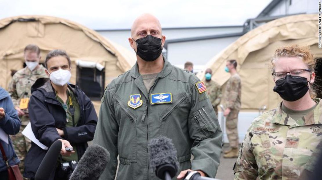 Joshua Olson, comandante de la 86a Ala de Transporte Aéreo y comandante de instalación en la Base Aérea de Ramstein, habla con los medios de comunicación el 26 de agosto en Ramstein-Miesenbach, Alemania.