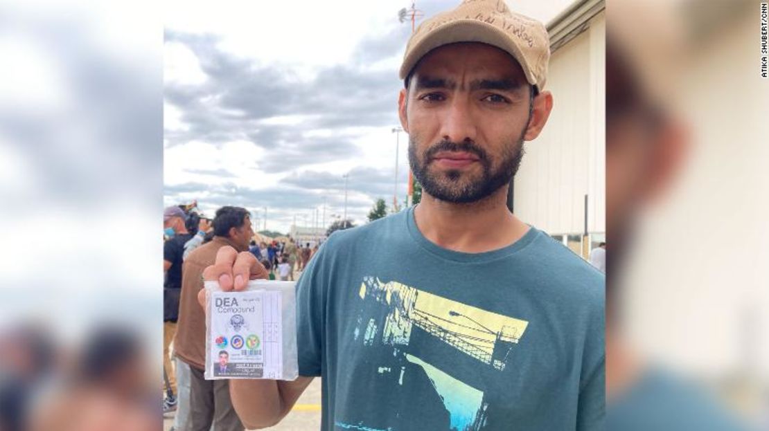 Mohammad Nirwaz Maiwand, de 32 años, muestra su identificación de la DEA, parte de su documentación para una visa de inmigrante especial para EE.UU.