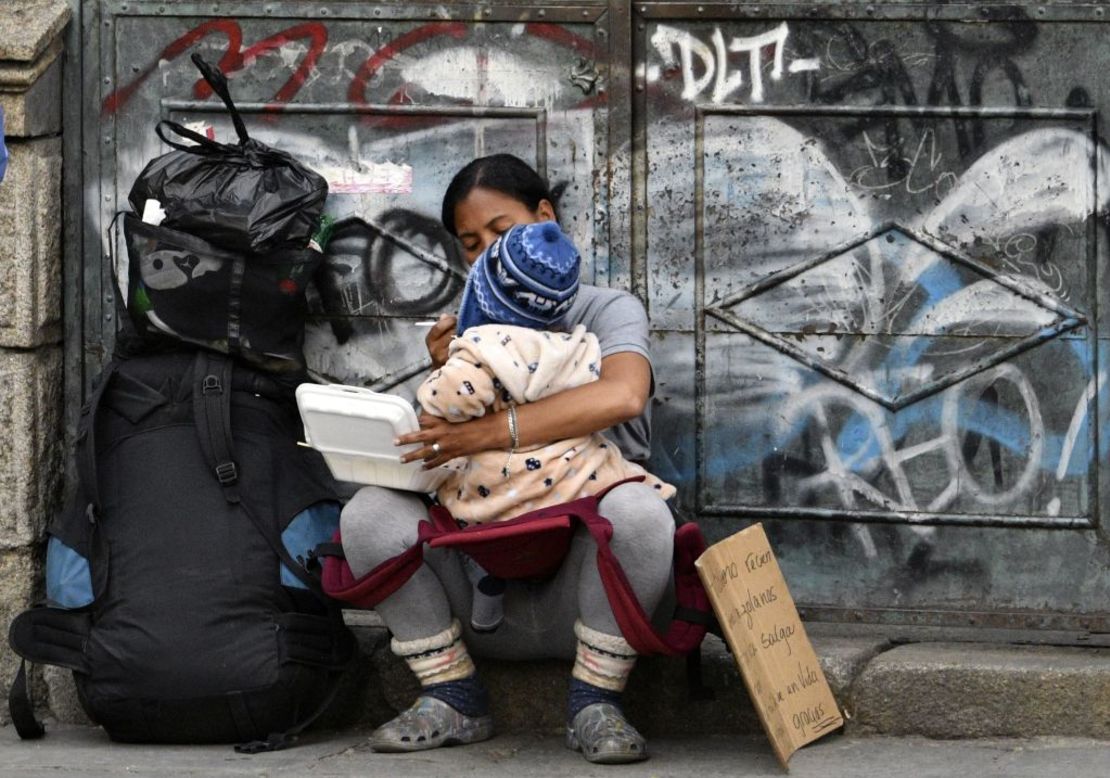 Foto de archivo. ​Una migrante venezolana alimenta a su hijo mientras pide ayuda en las calles de La Paz, Bolivia, en diciembre de 2019.