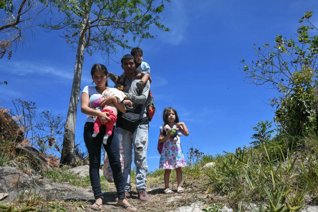 Foto de archivo: una familia de migrantes venezolanos atraviesa hacia Pacaraima, en el estado de Roraima, en la frontera entre Venezuela y Brasil, para buscar refugio, en febrero de 2019.