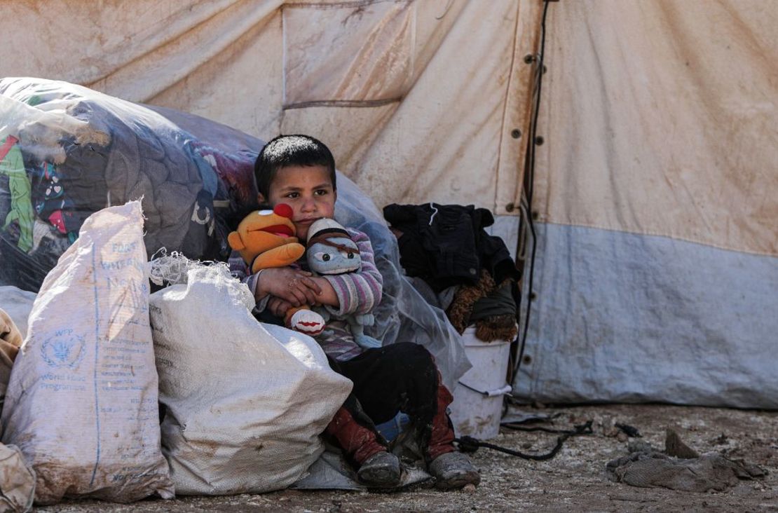 Foto de archivo. Un niño abraza dos muñecos, uno de ellos, con Enrique (Ernie, en inglés) de 'Plaza Sésamo'. El niño es un desplazado sirio en un refugio en Niyarah, en la zona controlada por los rebeldes en la provincia siria de Alepo, cerca de la frontera turca, el 21 de febrero de 2021.