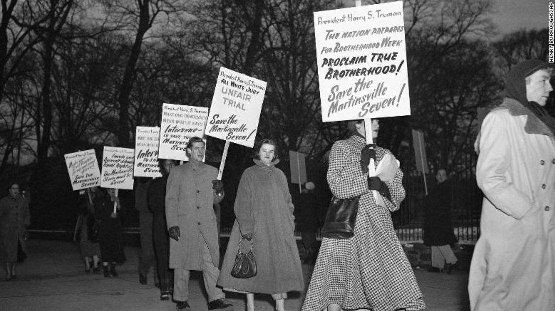 En esta foto de archivo del 30 de enero de 1951, los manifestantes marchan frente a la Casa Blanca en Washington, en lo que dijeron era un esfuerzo para persuadir al presidente Harry Truman para que detuviera la ejecución de los siete hombres.