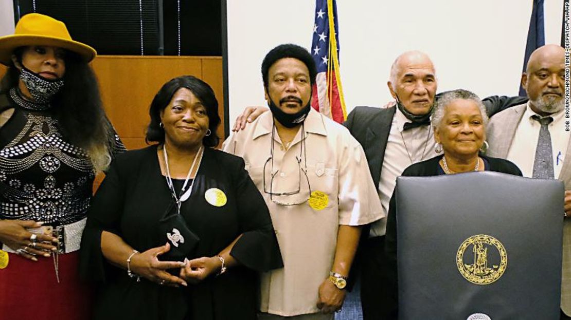 Los familiares y amigos de los Siete de Martinsville, de izquierda a derecha, Rose Grayson, Faye Holland, Ron McCollum, James Grayson, Pamela Hairston y Rudy McCollum, posan para una foto antes de que el gobernador de Virginia, Ralph Northam, firmara el martes los indultos póstumos.(AP Photo/Richmond Times-Dispatch, Bob Brown).