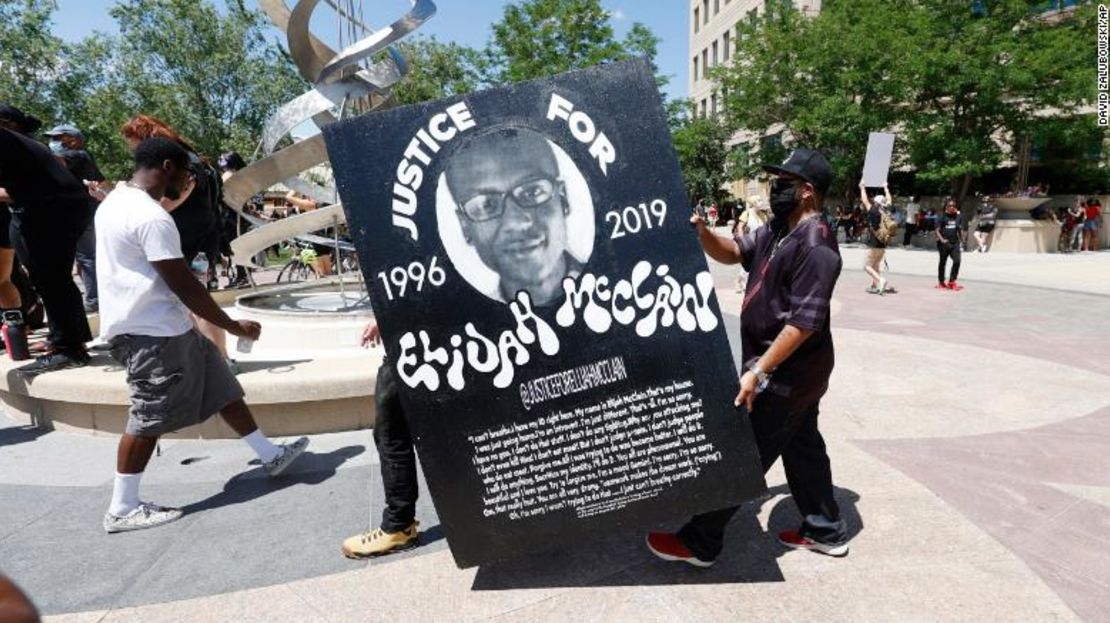 En esta foto de archivo del 27 de junio de 2020, los manifestantes llevan una pancarta gigante durante una concentración y marcha por la muerte de Elijah McClain frente al departamento de policía en Aurora, Colorado.