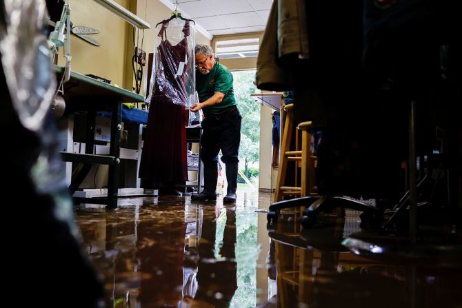 Sergio Rossi, propietario de Sergio Tailoring, cubre la ropa dañada por las inundaciones en su tienda después de que las fuertes lluvias de la tormenta Ida causaron inundaciones en Oakdale, Pensilvania. Quinn Glabicki / Reuters