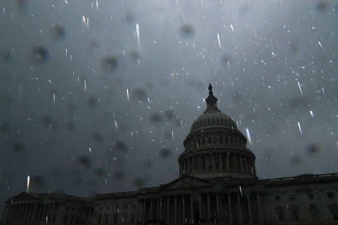 Las gotas de lluvia son iluminadas por el flash de una cámara en el Capitolio de los Estados Unidos en Washington mientras los remanentes del huracán Ida pasan sobre la región. Tom Brenner / Reuters