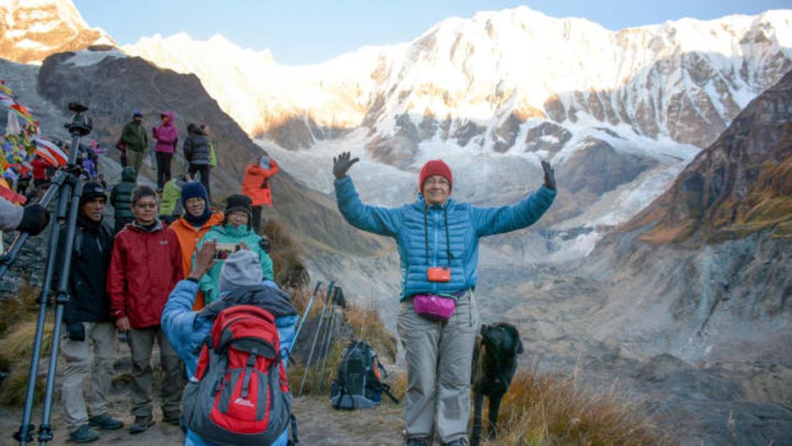 Los múltiples viajes de Mahalingam incluyen una visita al campo base de Annapurna en Nepal. Cortesía de Sudha Mahalingam