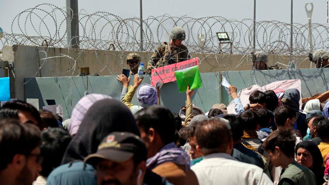 Miles de afganos se reunieron frente al aeropuerto de Kabul mientras se realizaban las evacuaciones estadounidenses, desesperados por conseguir un vuelo para salir del país.