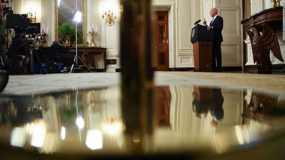 El Presidente de Estados Unidos, Joe Biden, defendió el martes la retirada de Afganistán. Él y otros líderes mundiales deben decidir pronto cómo cooperar estrechamente con los talibanes.