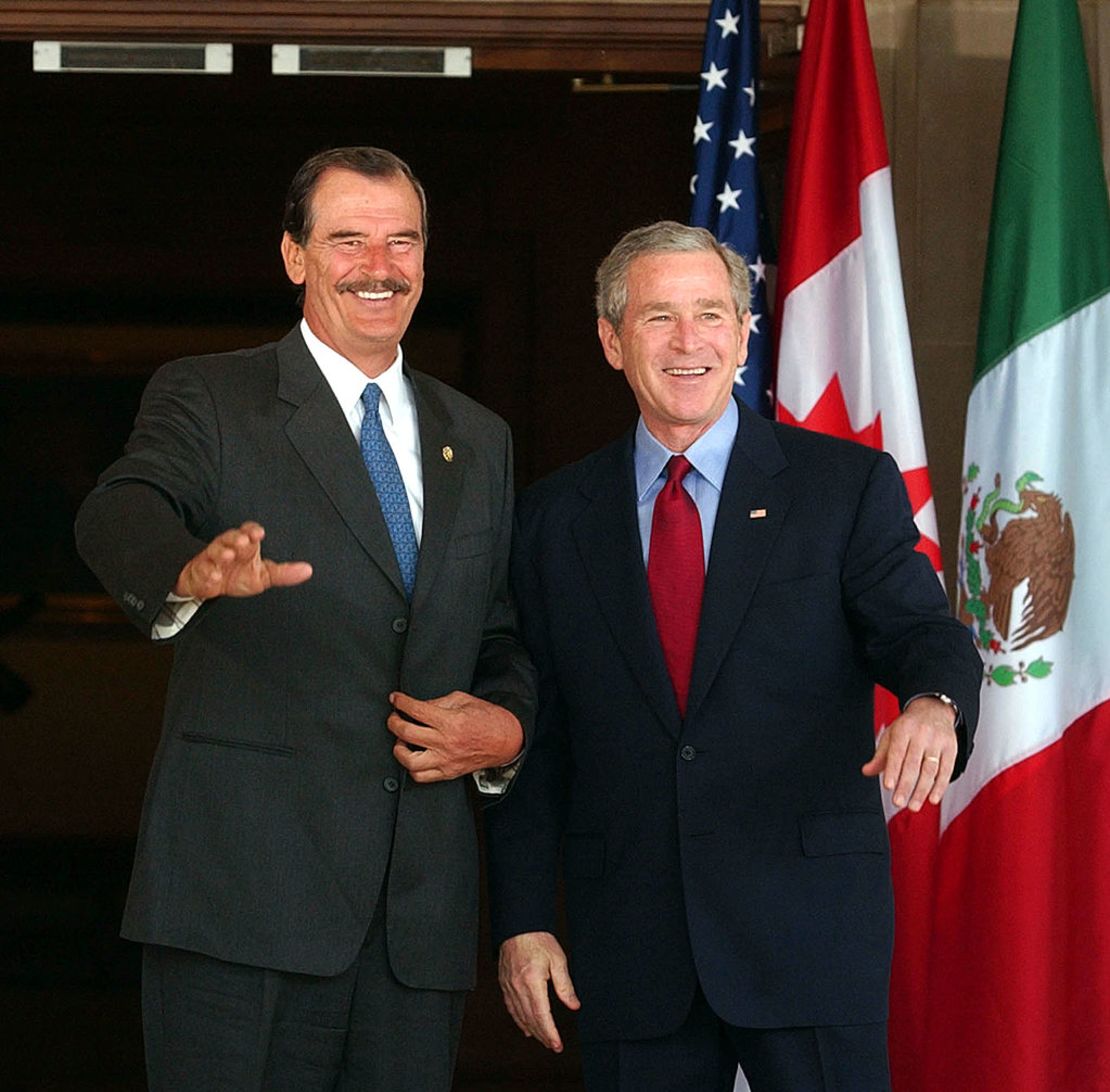 El presidente de Estados Unidos, George W. Bush, y el presidente de México, Vicente Fox, miran hacia la prensa el 23 de marzo de 2005.