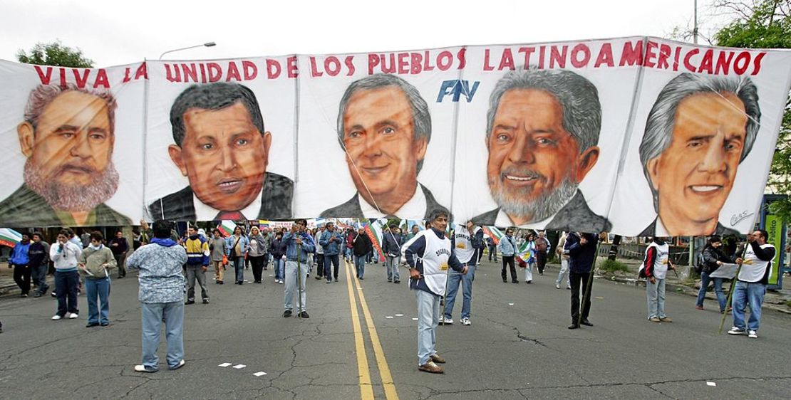 Manifestantes sostienen una pancarta con los retratos de los presidentes (de izquierda a derecha) de Cuba, Fidel Castro, de Venezuela, Hugo Chávez, de Argentina, Néstor Kirchner, de Brasil, Luiz Inácio Lula Da Silva, y de Uruguay, Tabaré Vázquez, el 4 de noviembre de 2005 en Mar del Plata, Argentina.