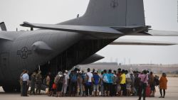 CNNE 1059884 - teniente retirado relata como ayudaron en la evacuacion