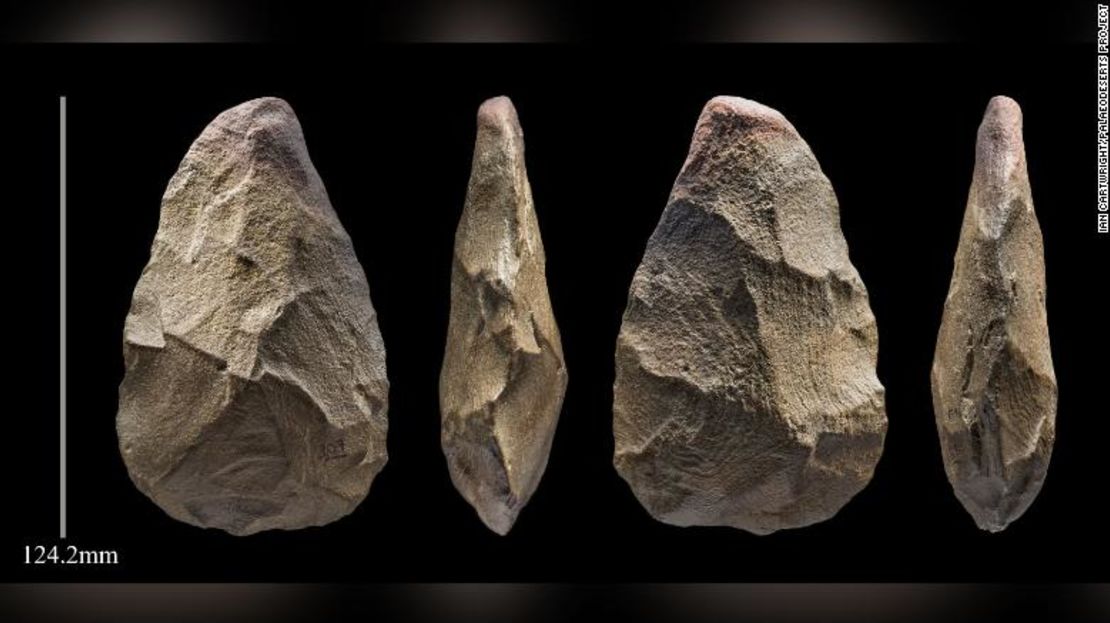 Esta es una herramienta de piedra tipo hacha de mano de 400.000 años de antigüedad procedente del yacimiento de Khall Amayshan 4.