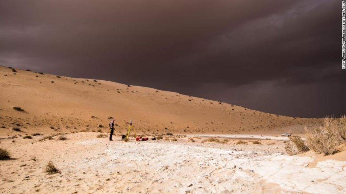 Una tormenta llega durante la excavación arqueológica de un antiguo lago.