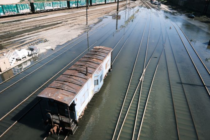 Las vías del tren quedaron bajo el agua en el Bronx, luego de que los remanentes de Ida afectaran a Nueva York y sus alrededores.