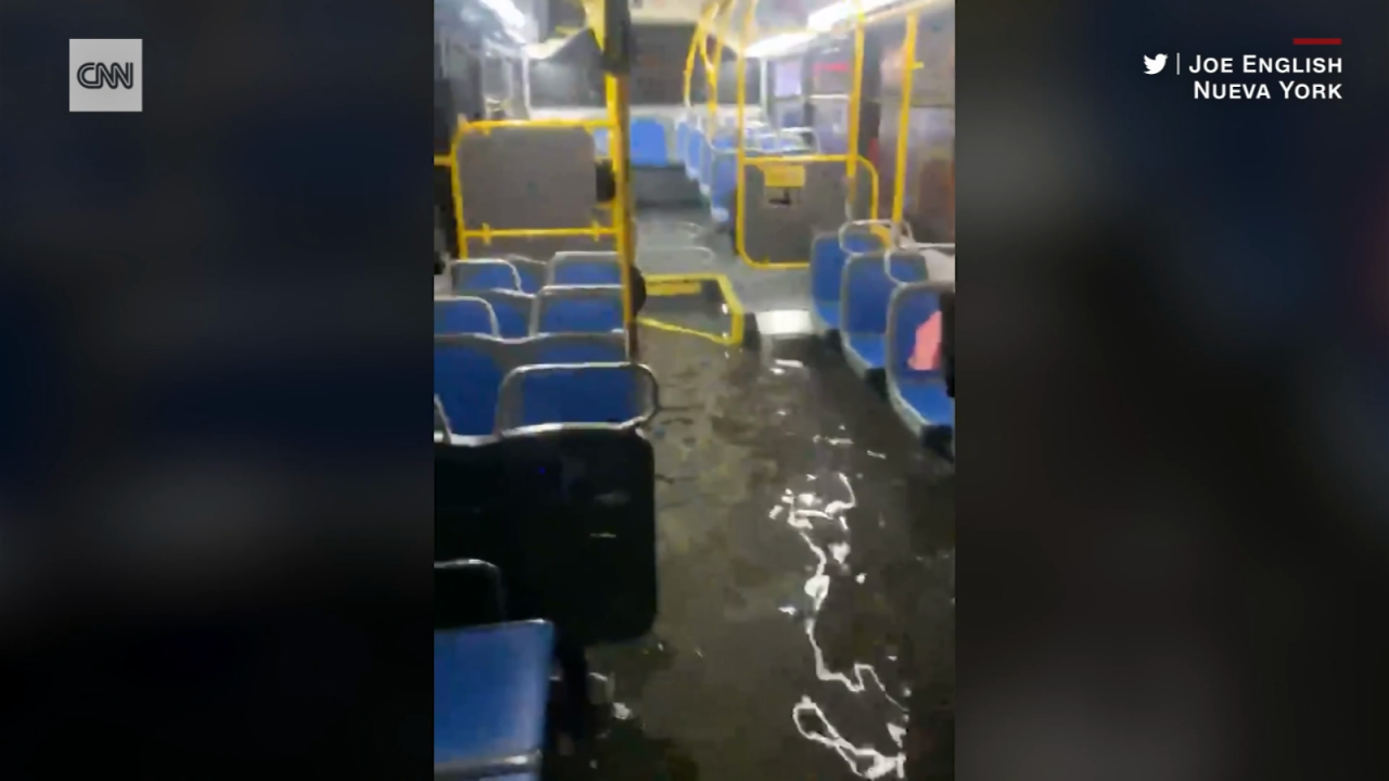 CNNE 1060143 - mira a un autobus de nueva york salir de una inundacion