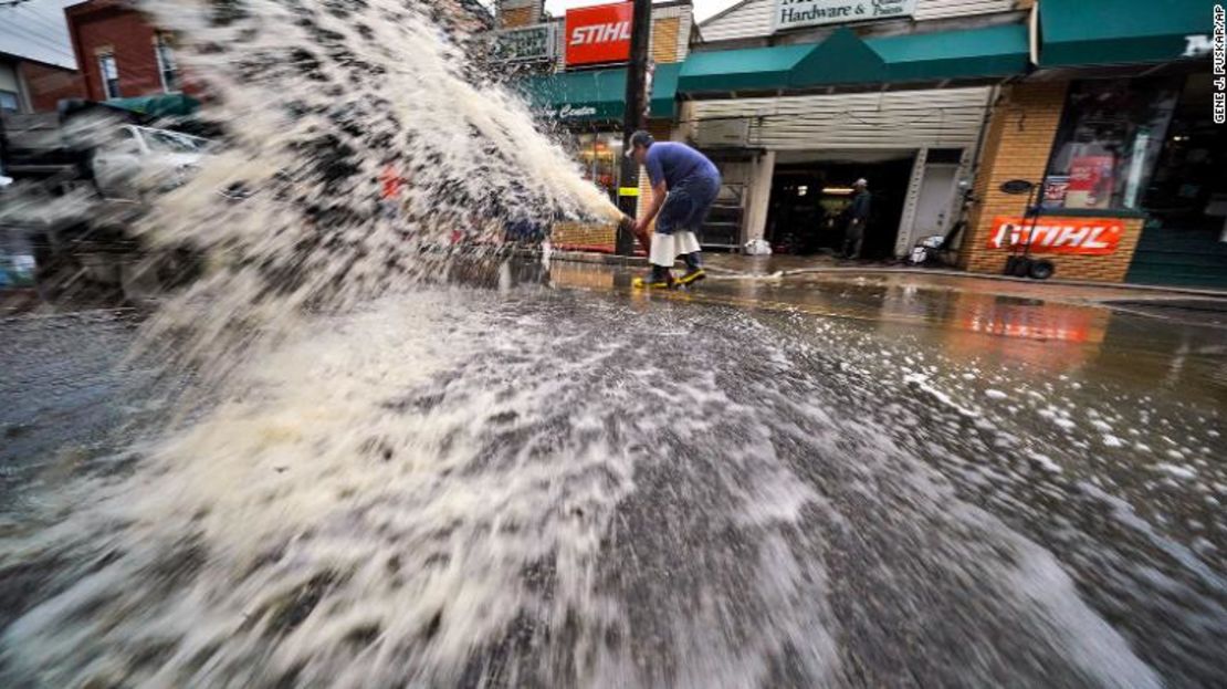 Bombean agua desde el sótano de un negocio en Noblestown Road en Oakdale, Pensilvania.