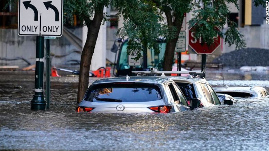 Vehículos en una inundación en Filadelfia el jueves.