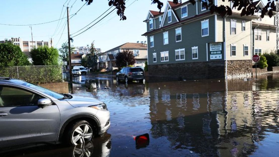 Un auto abandonado en las inundaciones de Passaic, Nueva Jersey.