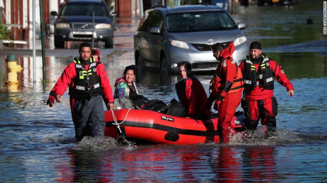 Socorristas rescatan residentes en un bote el jueves en Mamaroneck, Nueva York.