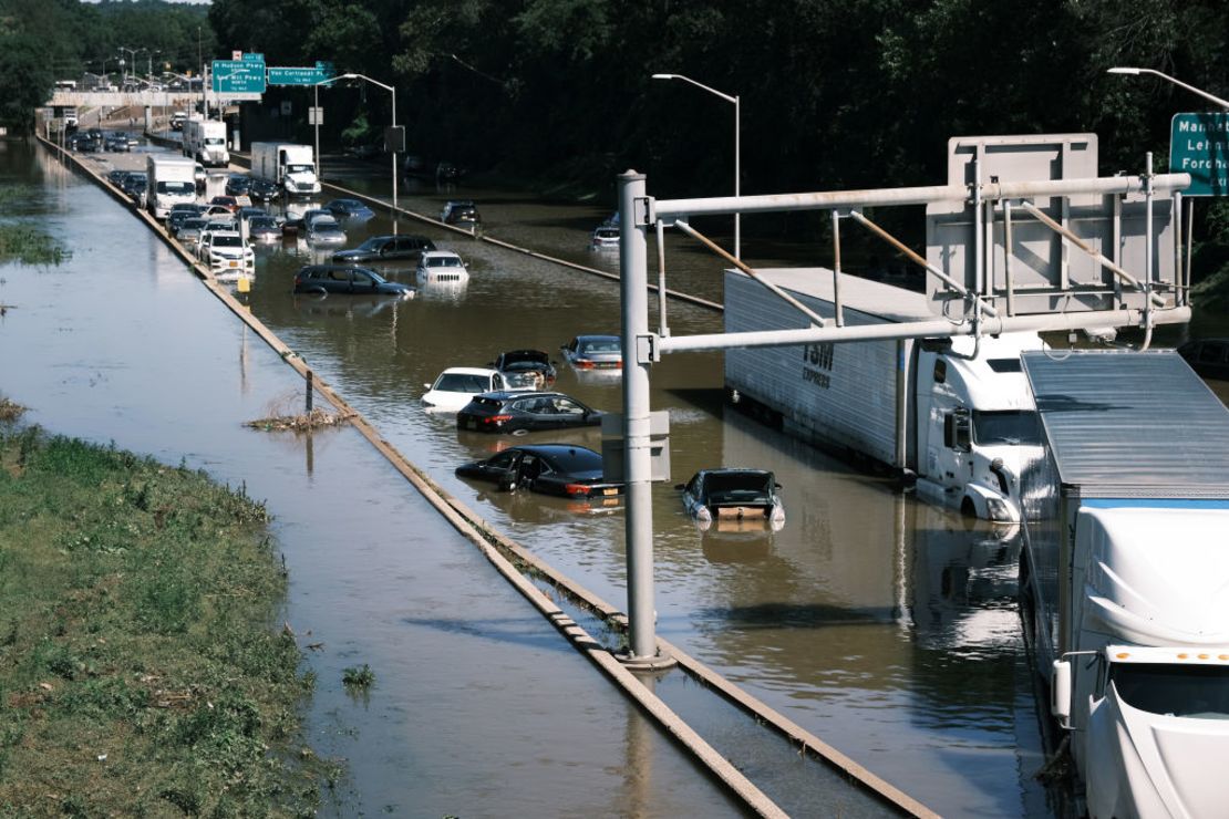 Carros abandonados en una inundación en la autopista Major Deegan en el Bronx en Nueva York.