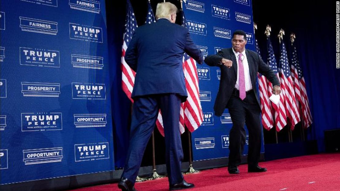 Herschel Walker saluda al presidente Donald Trump en un evento en Atlanta, Georgia, el 25 de septiembre de 2020.Créditos: BRENDAN SMIALOWSKI/AFP via Getty Images