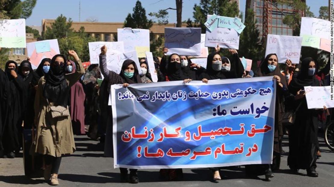 Las mujeres se manifiestan por sus derechos en la ciudad de Herat, el 2 de septiembre de 2021.Créditos: Mir Ahmad Firooz Mashoof/Anadolu Agency via Getty Images