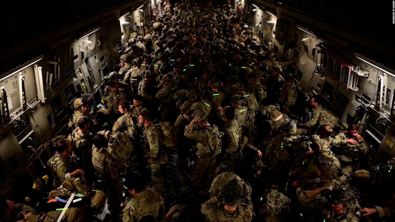 CNNE 1060745 - impactantes imagenes del ultimo vuelo de afganistan