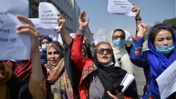 CNNE 1060914 - mujeres afganas protestan en las calles de kabul