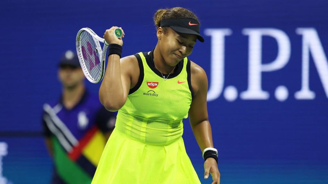 Naomi Osaka de Japón reacciona contra Leylah Fernandez de Canadá en la tercera ronda de del US Open. Crédito: Elsa / Getty Images