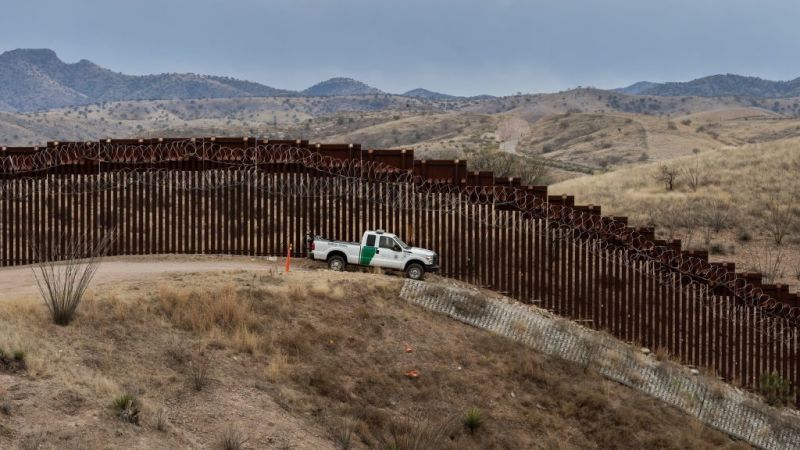 Muere un migrante mexicano que cayó del muro fronterizo entre arizona y méxico | cnn