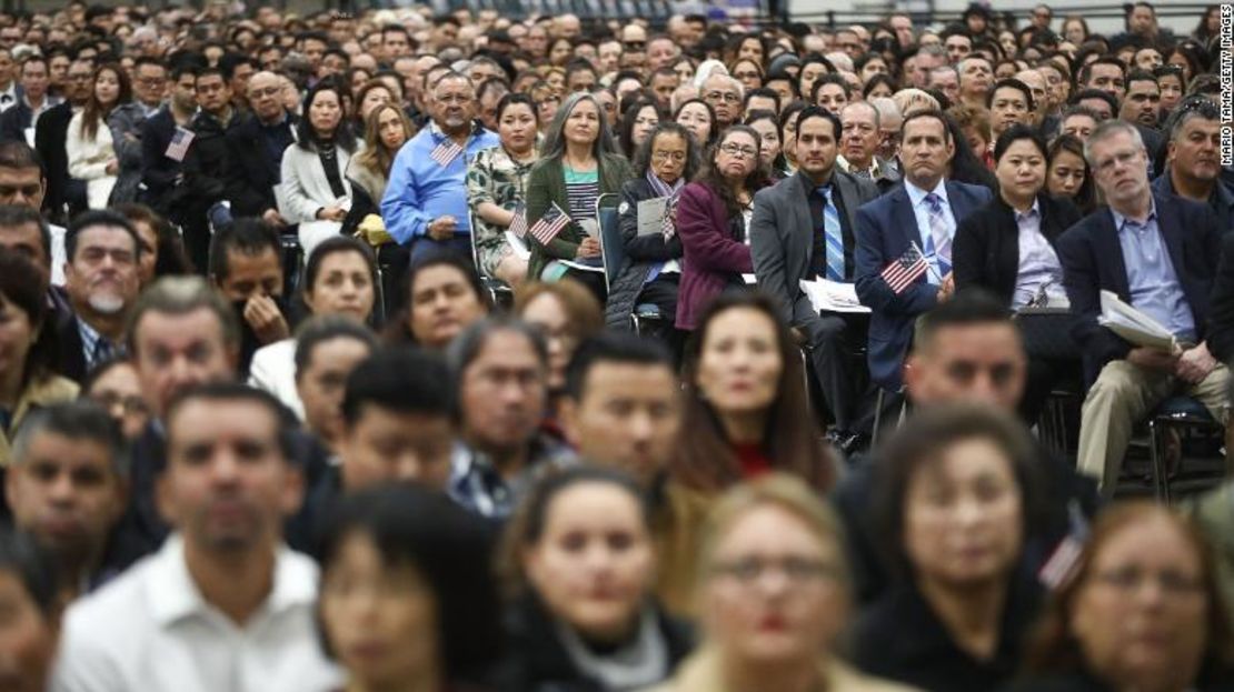 Los nuevos ciudadanos estadounidenses se reúnen en una ceremonia de naturalización el 20 de marzo de 2018 en Los Ángeles. La ceremonia dio la bienvenida a más de 7.200 inmigrantes de más de 100 países que prestaron juramento de ciudadanía y juraron lealtad a la bandera estadounidense.