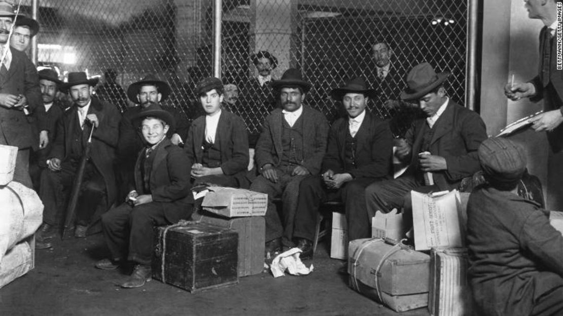 Un grupo de inmigrantes italianos listos para ser procesados en Ellis Island en Nueva York en 1905.