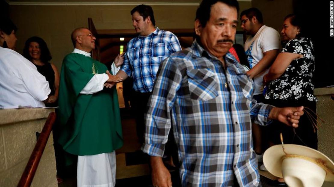 Un sacerdote saluda a los fieles después de dirigir un servicio religioso en español en West Liberty, Iowa, el 25 de agosto de 2019.