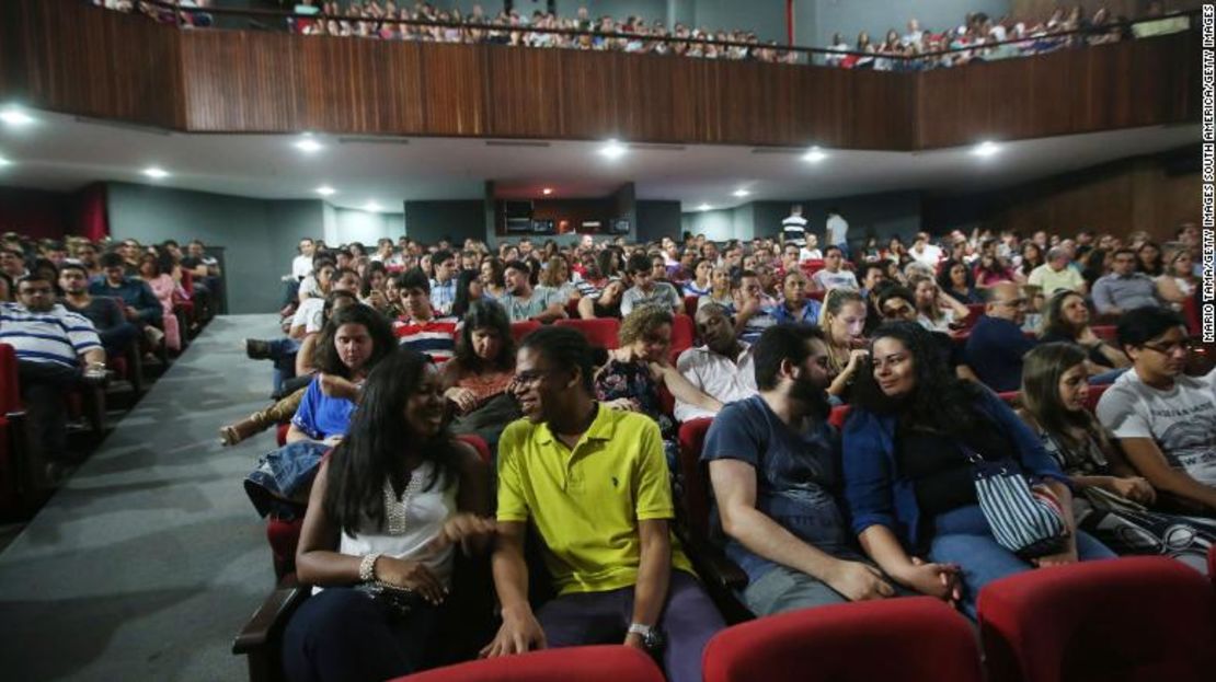 La gente asiste a una representación teatral el 18 de abril de 2015, en Salvador, Brasil.