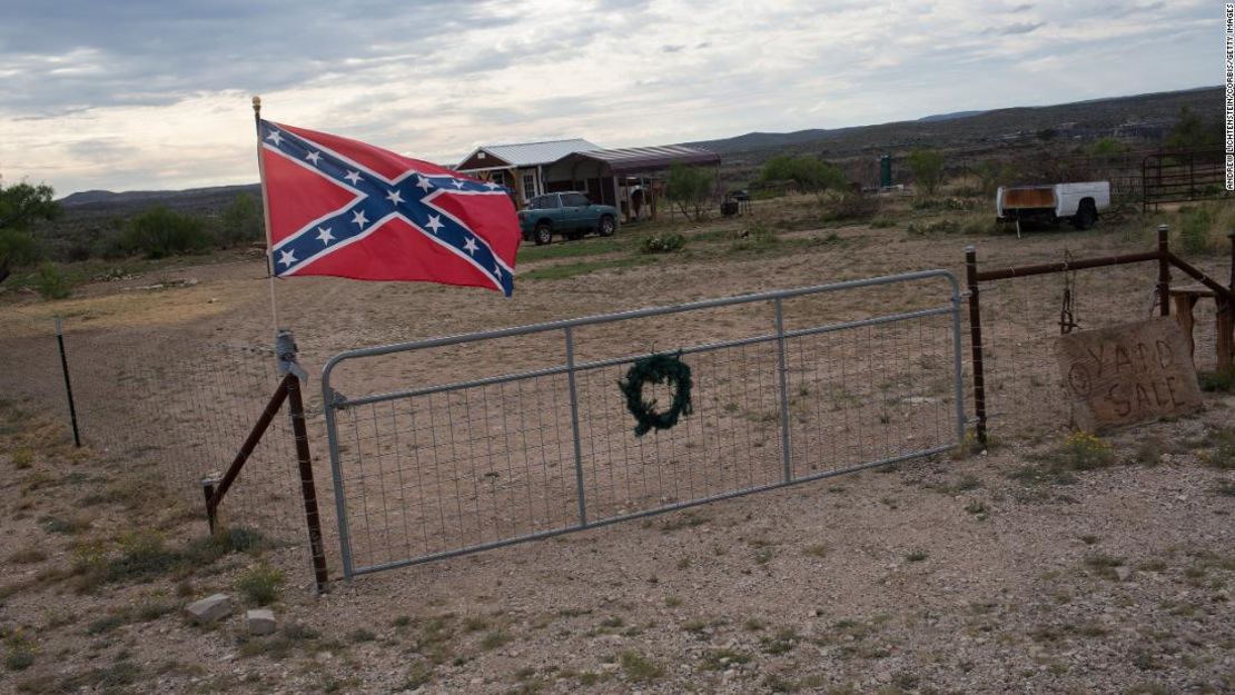 Una bandera confederada ondea fuera de una casa el 17 de abril de 2021, en Langtry, Texas.