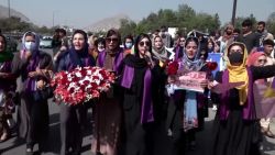 CNNE 1061242 - valientes mujeres protestan en calles de afganistan