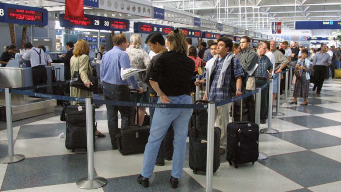 Viajeros esperan en largas filas en la terminal de United Airlines en el Aeropuerto Internacional O'Hare de Chicago el 14 de septiembre de 2001.