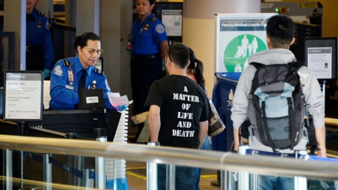 Se revisan pases de embarque en el Aeropuerto Internacional de Los Ángeles el día después de que el hombre armado Paul Ciancia se abriera paso a tiros por la seguridad en noviembre de 2013.