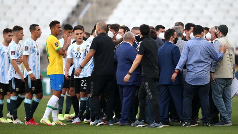 Las autoridades sanitarias locales interrumpen el partido mientras discuten con los jugadores de Argentina y Brasil durante un encuentro entre Brasil y Argentina como parte de las Eliminatorias Sudamericanas para Qatar 2022 en el Arena Corinthians, el 5 de septiembre de 2021 en Sao Paulo, Brasil.