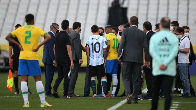 Lionel Messi y Neymar Jr. hablan con las autoridades sanitarias mientras se retrasa el partido parte de las Eliminatorias Sudamericanas para Qatar 2022 en el Arena Corinthians el 05 de septiembre de 2021 en Sao Paulo, Brasil.